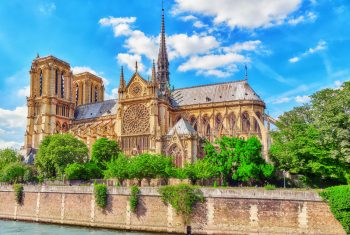 Notre Dame in fiamme: gara di solidarietà tra colossi del lusso